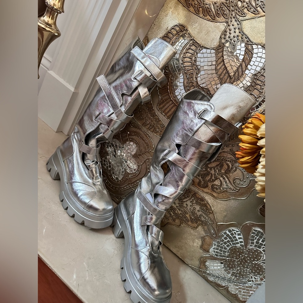 Silver Knee-High Women's Boots🩶🩶 - Picture 2 of 6